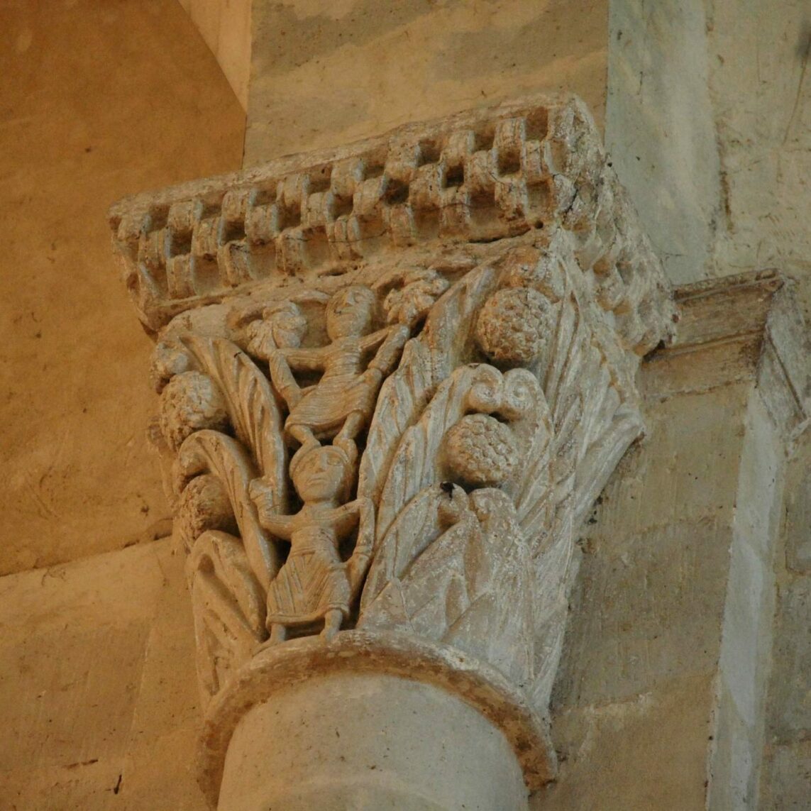 Fig.16a Chapiteau enngagé au revers du portail ©chris chiama